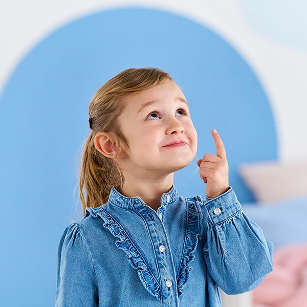 Petite fille qui joue avec ses mains