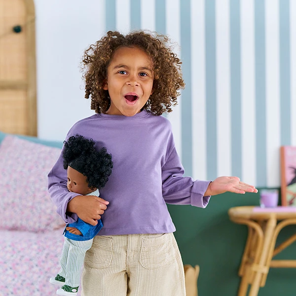 Petit garçon souriant avec les bras ouverts