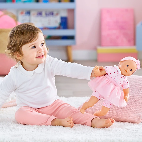 Bébé qui joue avec Mon Adorable Petit Poupon Coeurs