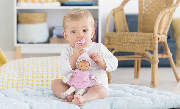 Comment nettoyer les jouets de bébé : entretien des doudous, poupons et  poupées