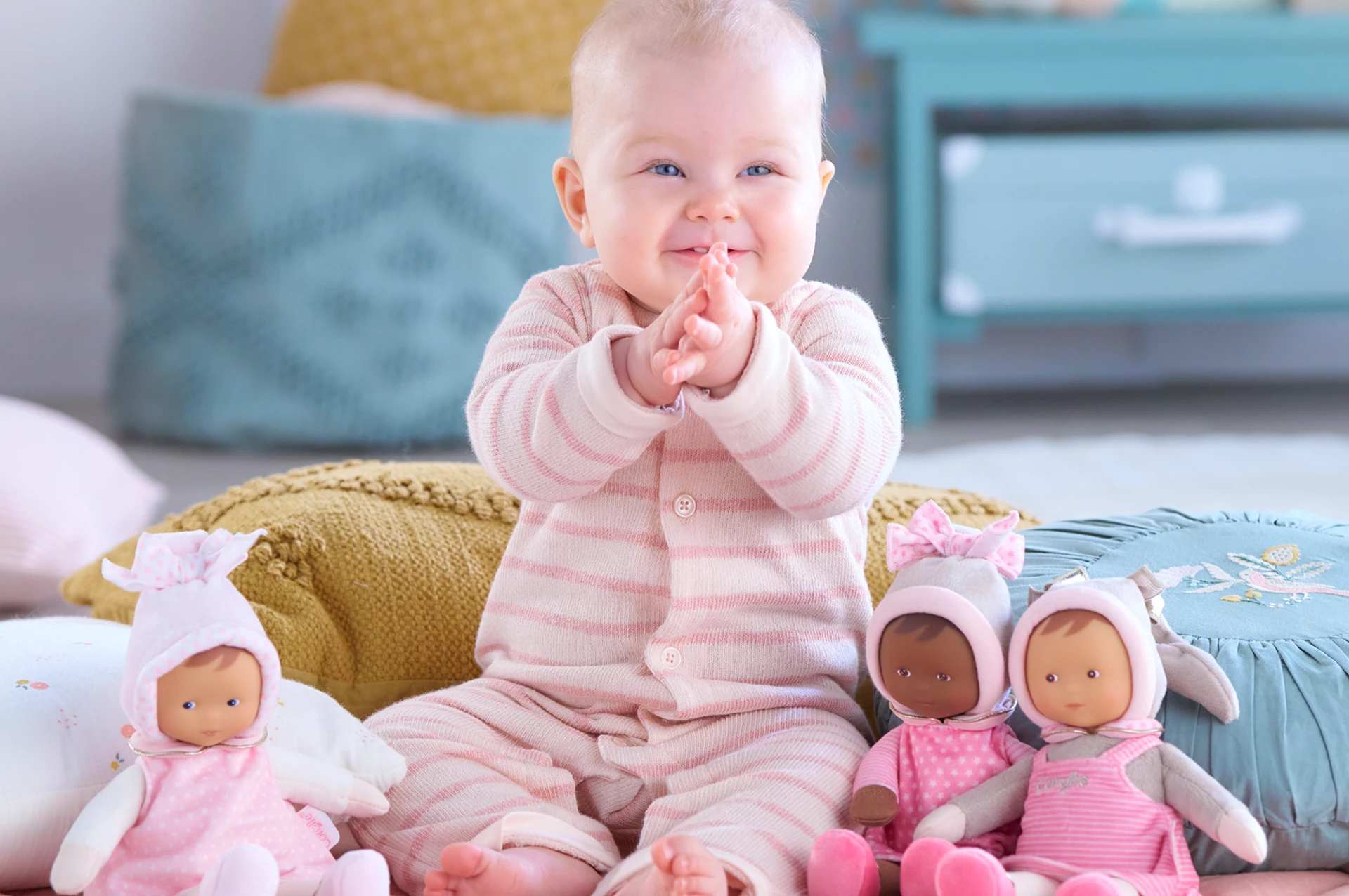 Bébé souriant avec les doudous