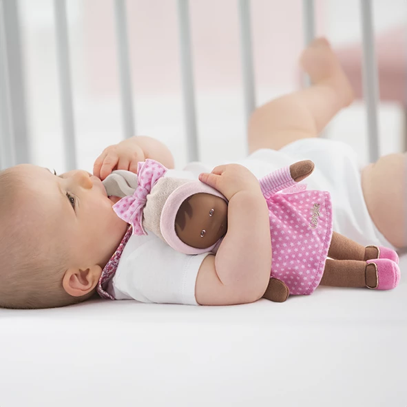 bebe avec une poupee corolle
