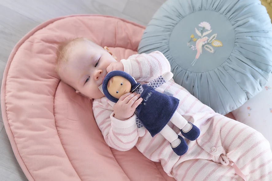 Bébé allongé qui tient Doudou Miss Marine Rêves d'Étoiles