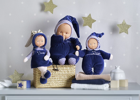 bebe avec son doudou corolle