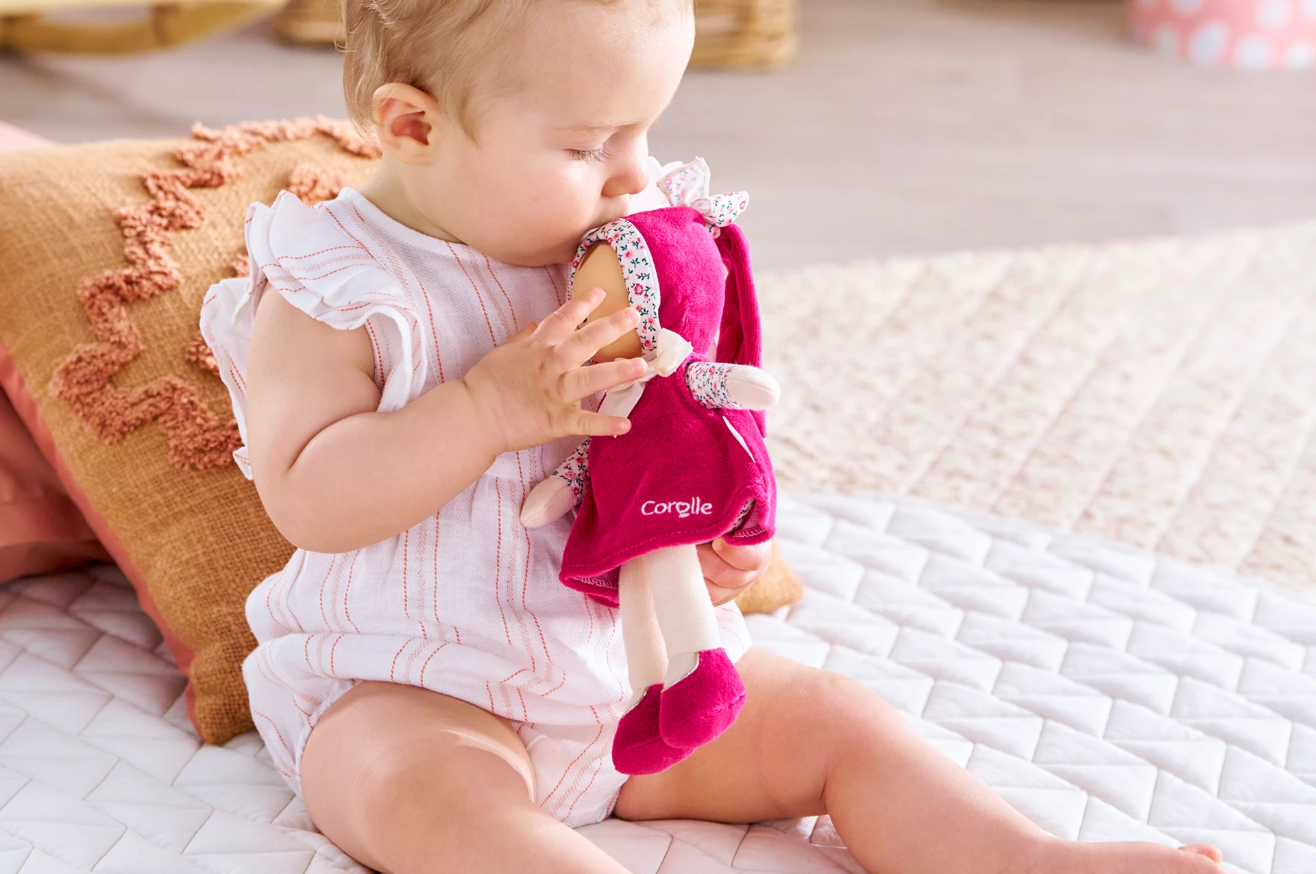 bebe avec une poupee corolle