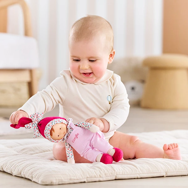 bebe avec une poupee corolle
