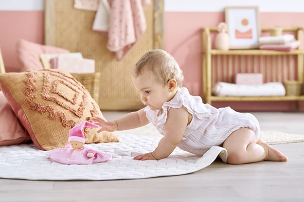 Bébé qui joue avec Doudou Tidoudou Rêves d'Étoiles