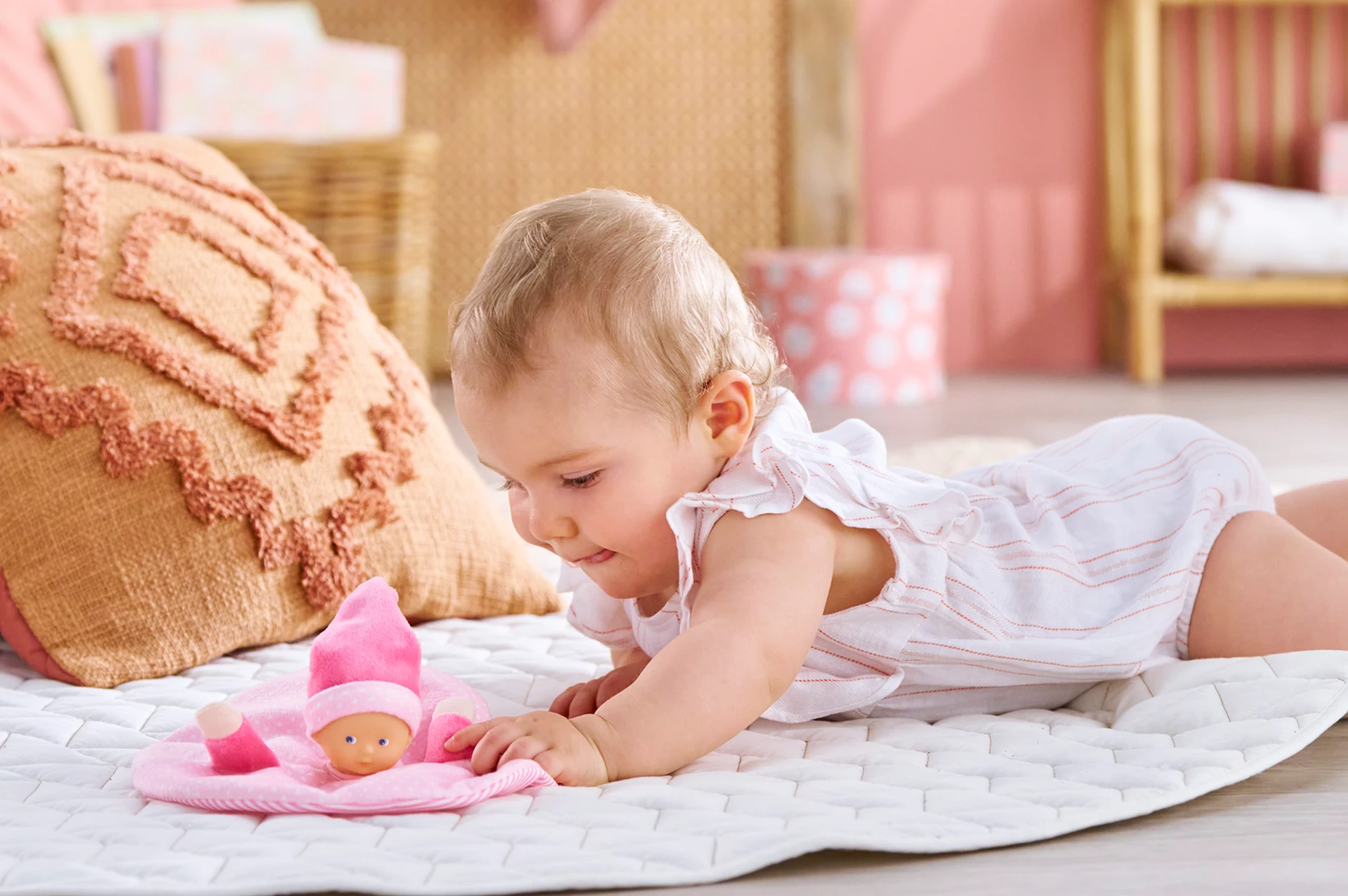 bébé avec doudou Corolle Tidoudou