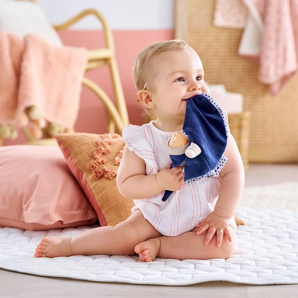 bébé avec doudou Corolle Tidoudou