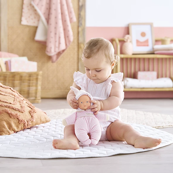 Bébé assis qui regarde le Doudou Babidoux Rêves d'Étoiles