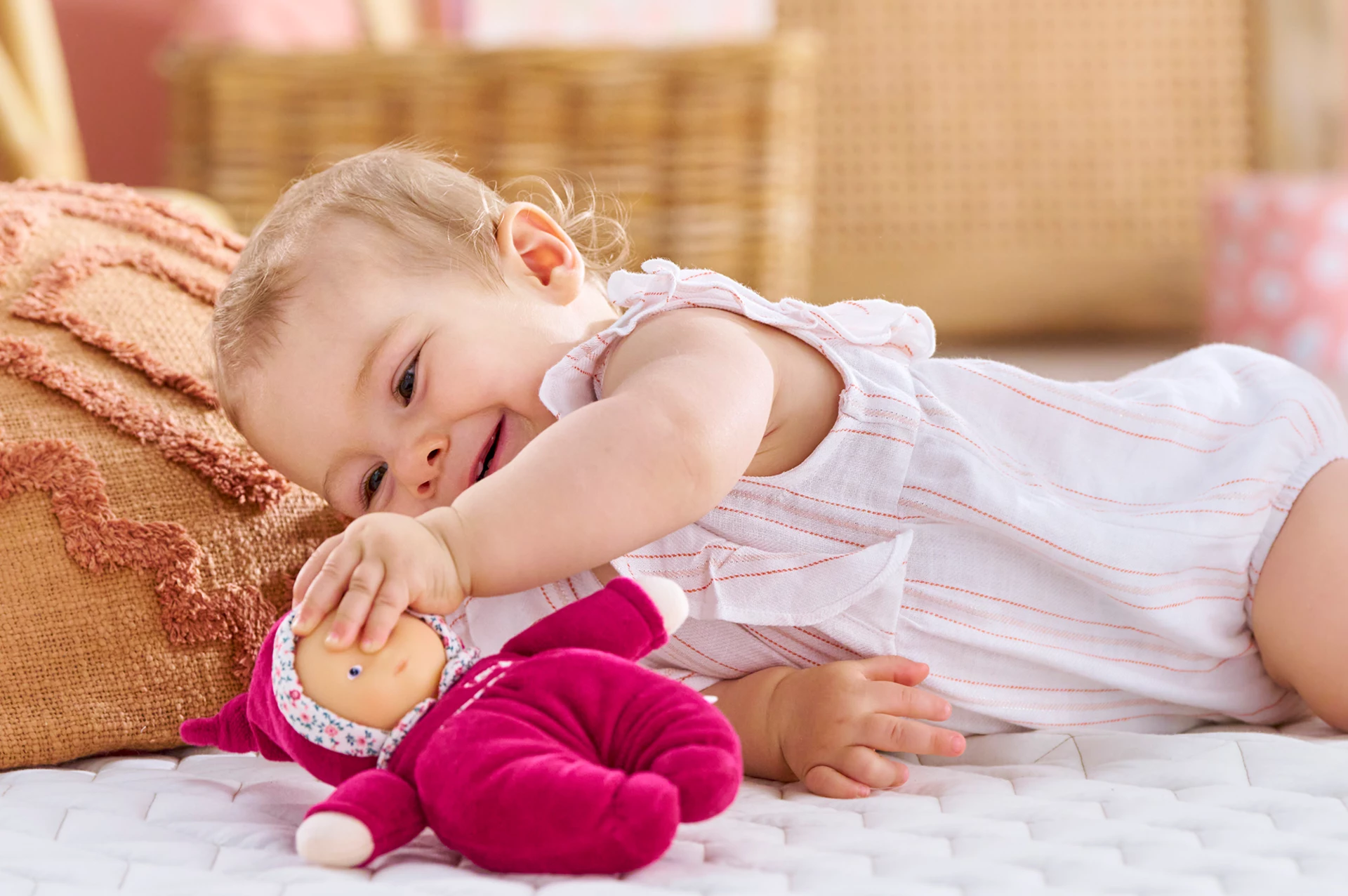 bébé avec doudou Corolle babidoux