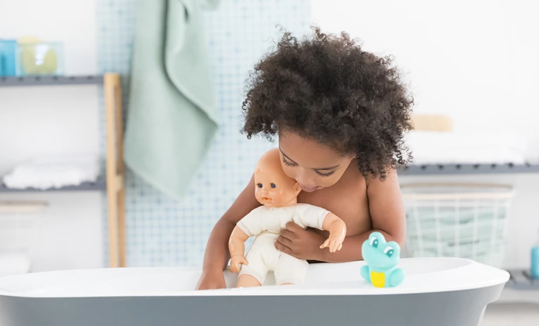 Comment nettoyer les jouets de bébé : entretien des doudous, poupons et  poupées