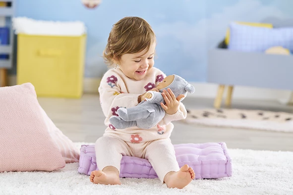 Bébé qui rigole avec Poupon Pti'Coeur Koala dans ses bras