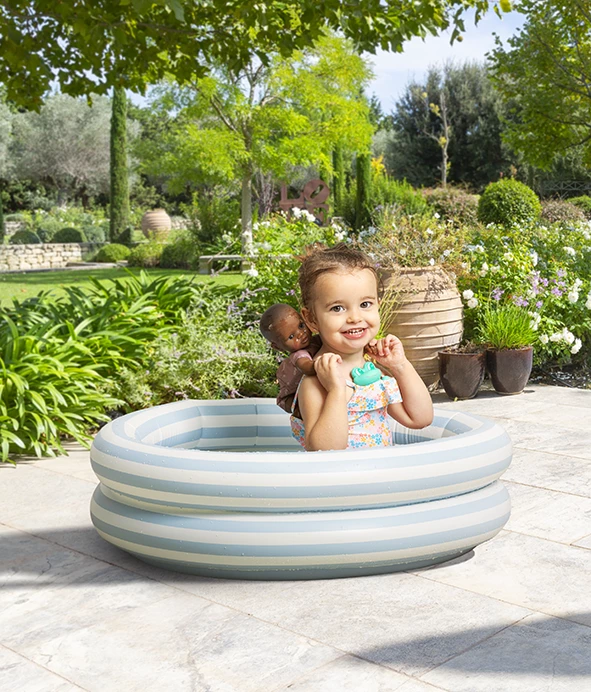 Petite fille dans la piscine avec le Poupon Bébé Bain Alyzée