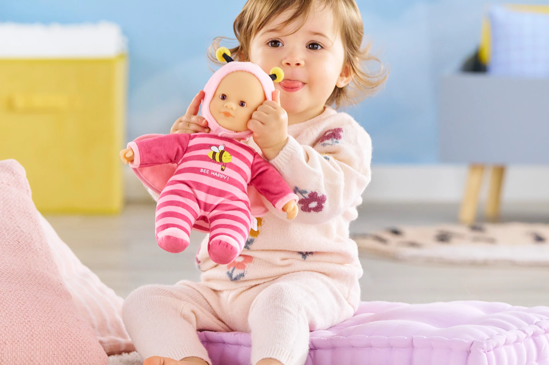 bébé avec doudou Corolle pti'Coeur