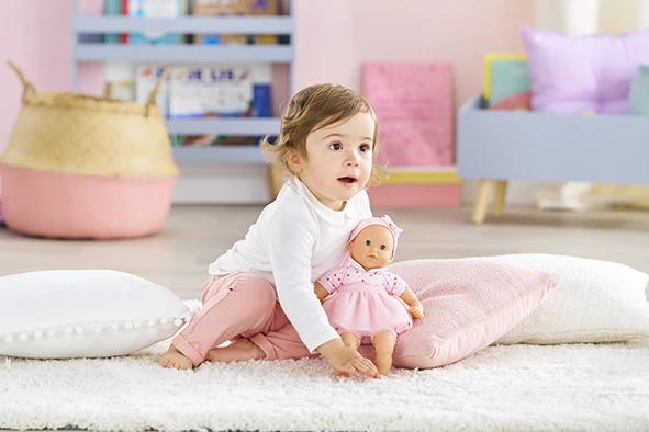 Bébé qui joue avec Mon Adorable Petit Poupon Coeurs