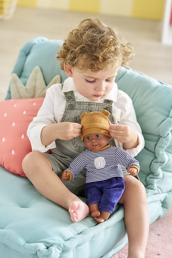 Petit garçon qui joue avec Poupon Bébé Calin Marius - Ourson