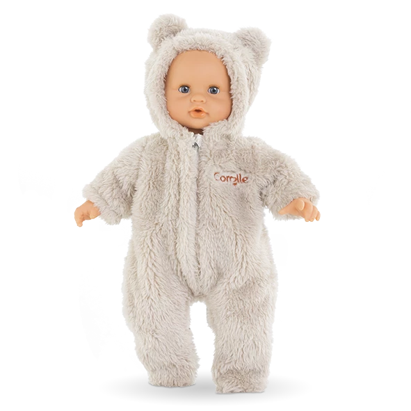 enfant qui range les vetements de son poupon