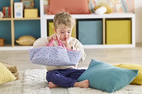 Bébé Calin dans un Couffin Floral