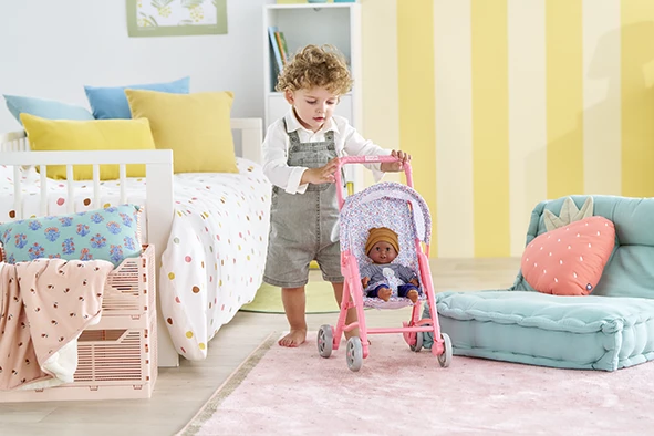 Petit garçon qui promène Poupon Bébé Calin Marius - Ourson