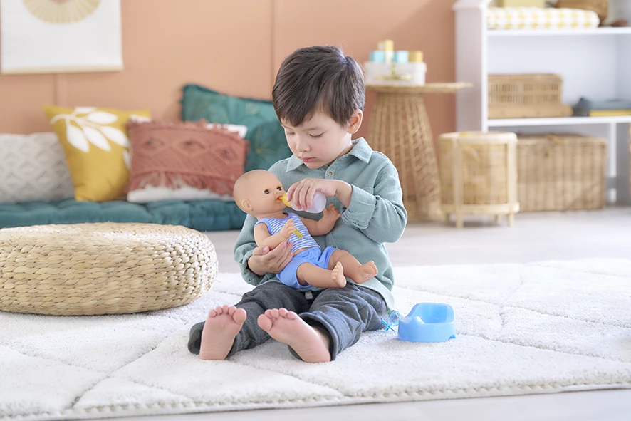 Enfant avec Poupon Paul fait pipi