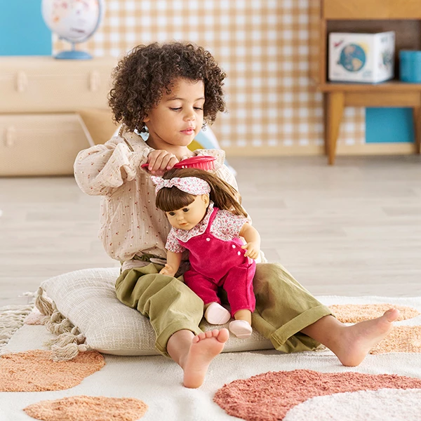 Petit garçon qui coiffe Mon grand poupon Jade