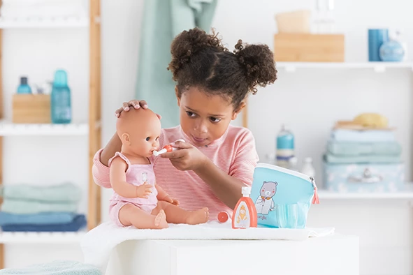 Trousse de toilettes et accessoires pour poupon 36 et 42 cm