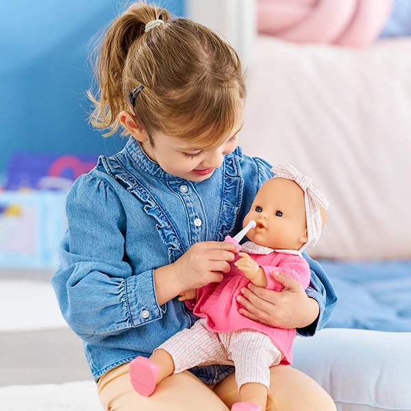 enfant qui brosse les dents à un poupon