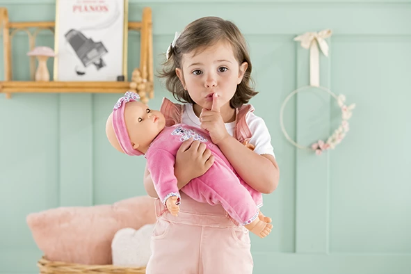 Fillette avec le Poupon Lucille Interactive