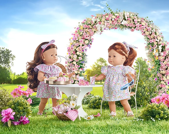 Poupée ma Corolle Prune et Pénélope dans le jardin