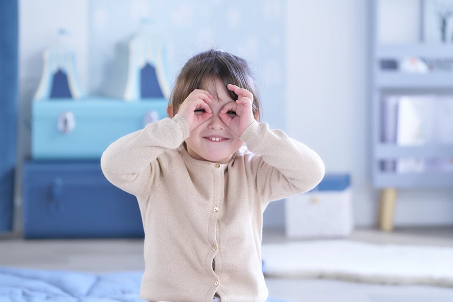 Petite fille qui joue avec ses mains