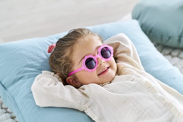 Fillette avec lunette de soleil