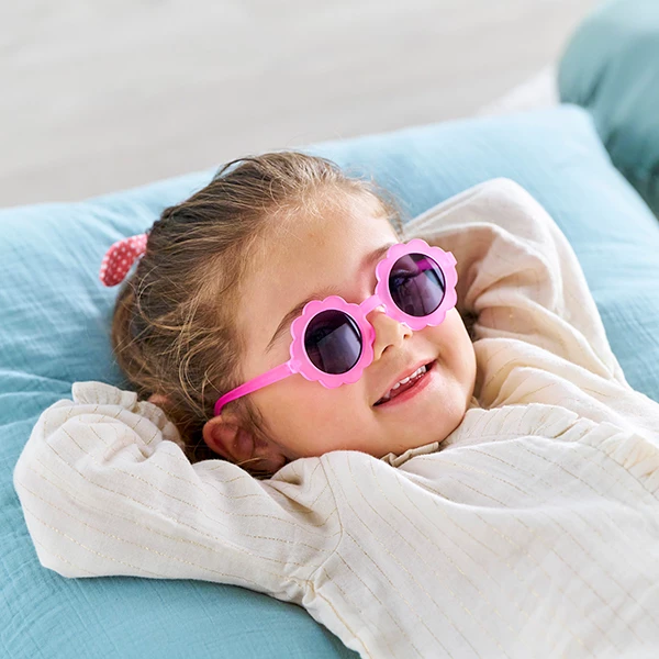 Fillette avec lunette de soleil