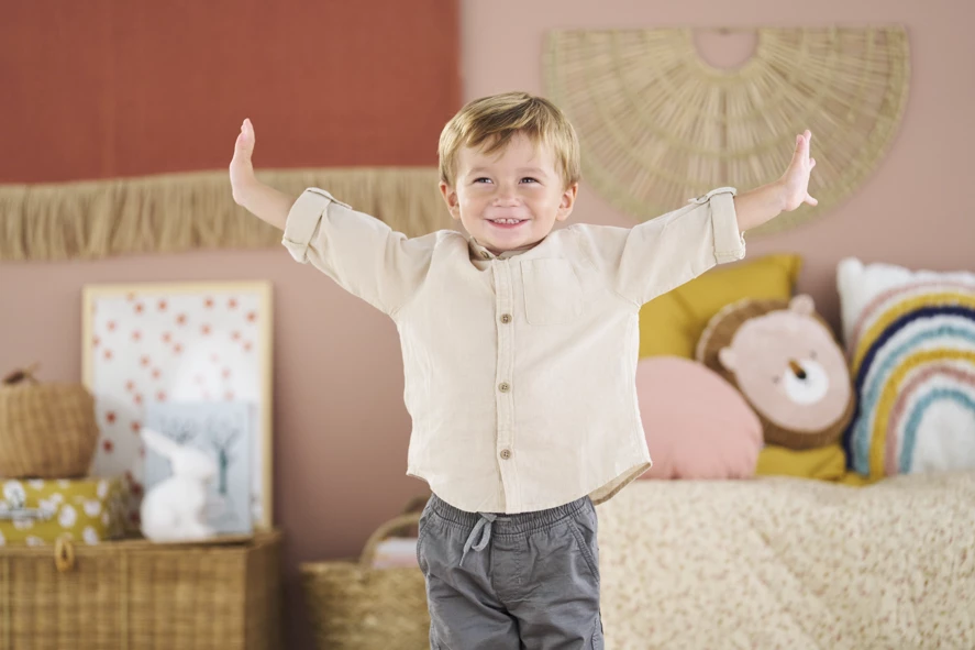 Petit garçon souriant avec les bras ouverts