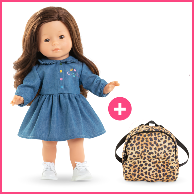 Pénélope en Robe Denim et Baskets