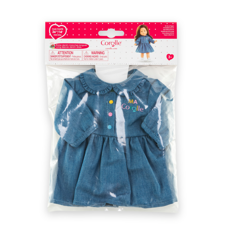 Pénélope en Robe Denim et Baskets