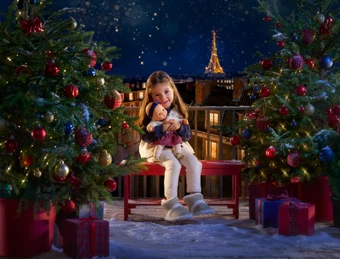 Enfant avec Suzanne dans le décor de Noël