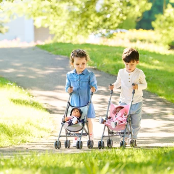 Enfants avec les Poussette Canne Rose et Bleu