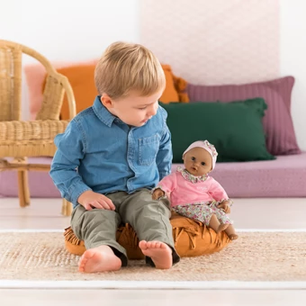 Enfant qui regarde le poupon