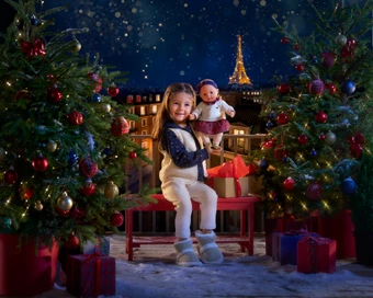 Enfant avec Mon grand poupon Suzanne Corolle en Fêtes