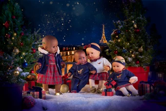 Poupons dans le décor de Noël