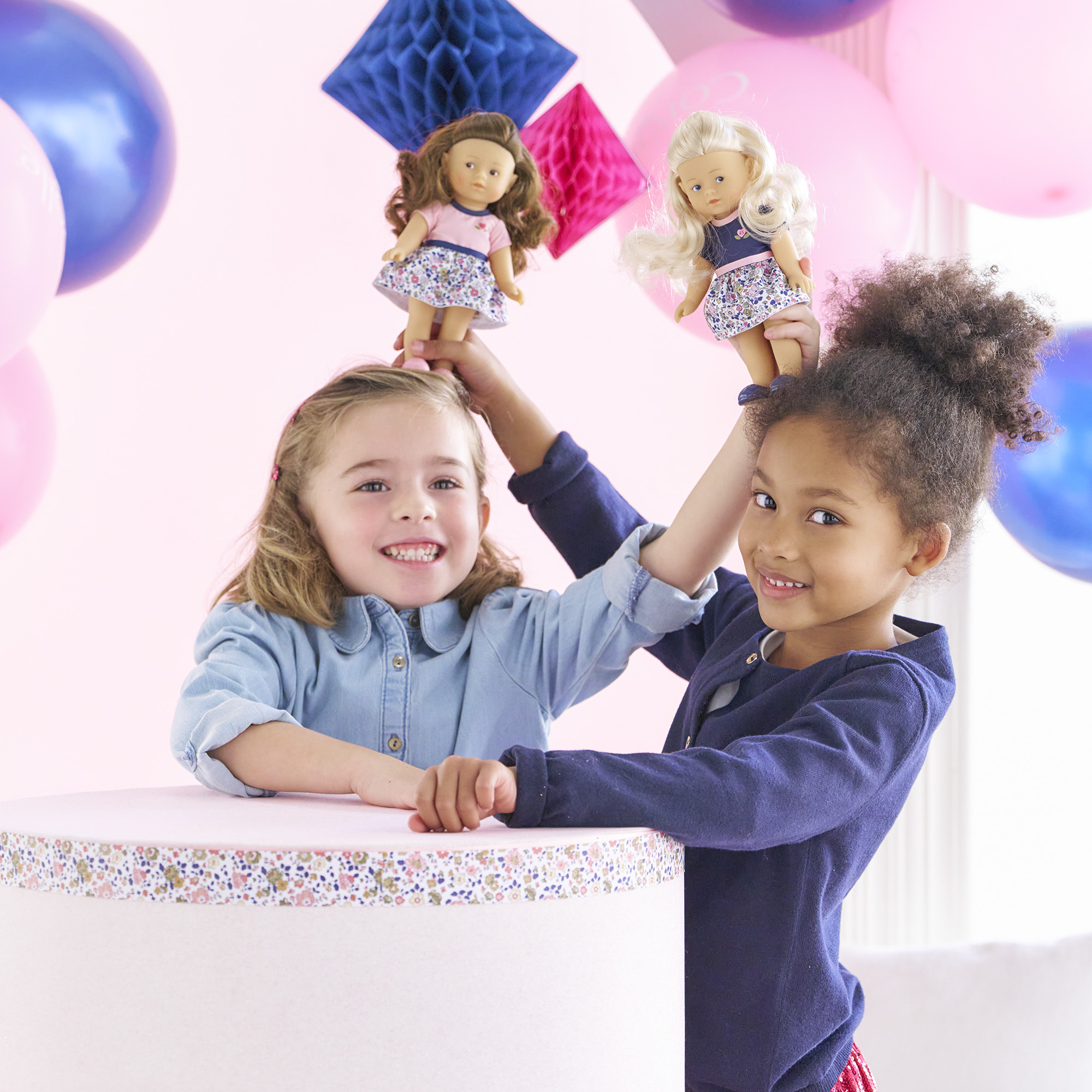 Rosy Édition Anniversaire, la petite poupée blonde à emmener partout !