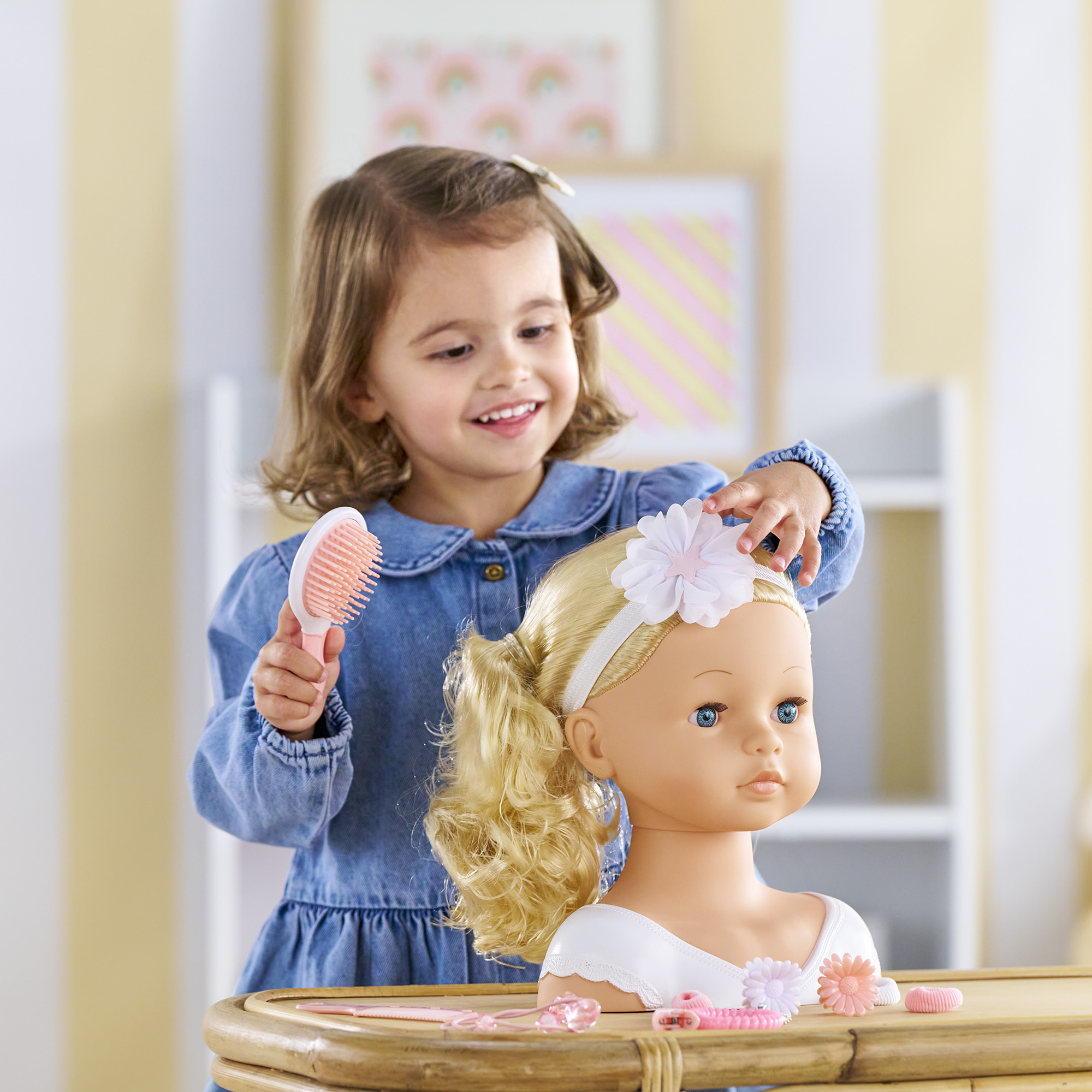 Apprentis coiffeurs... à vos brosses... prêts ? Coiffez !